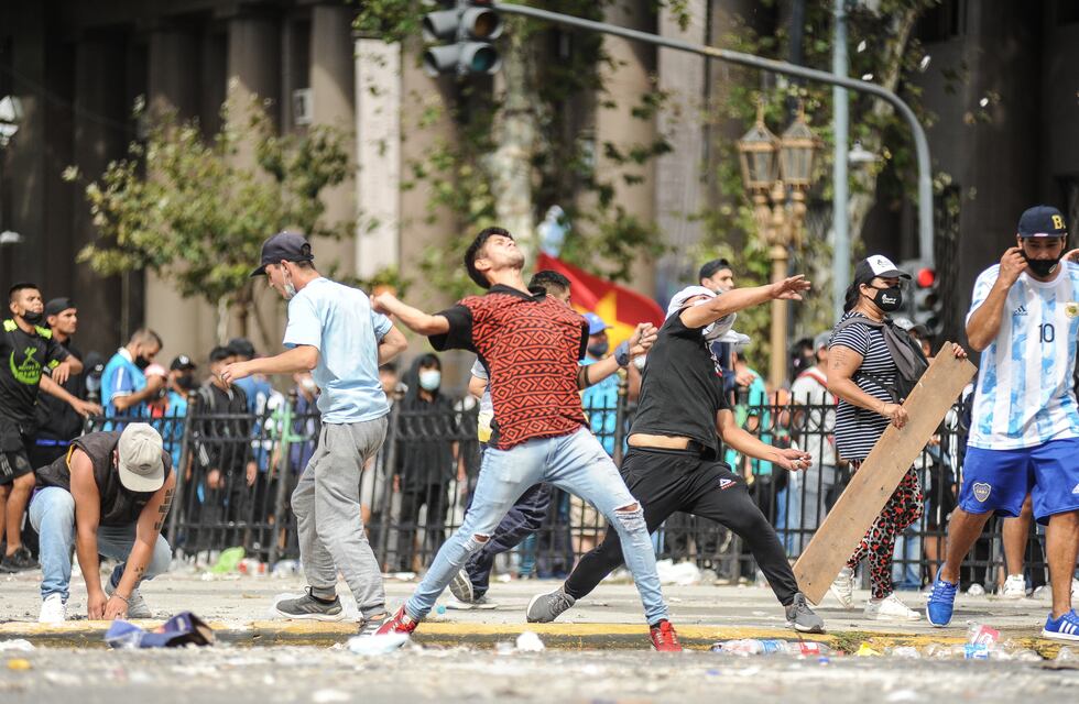 Caos en el Congreso: atacaron la oficina de Cristina Kirchner y su hijo Máximo la ayudó a evacuar