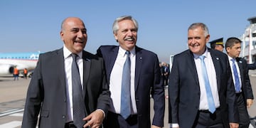 Alberto Fernández junto al Jefe de Gabinete, Juan Manzur, y el gobernador de Tucumán, Osvaldo Jaldo.