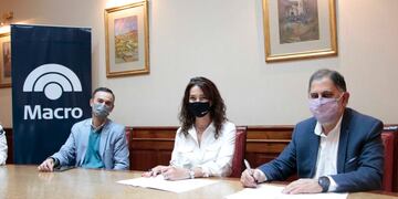 La gerente de la Divisional Jujuy del Banco Macro, Andrea Madariaga, y el intendente de San Salvador de Jujuy, Raúl Jorge, al momento de firmar el convenio.