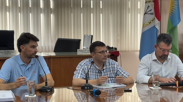 Germán Bottero, secretario de Gobierno y Modernización y Nicolás Asensio, secretario de Infraestructura,  Servicios y Ambiente. junto con el Presidente del Concejo Municipal Lisandro Mársico
