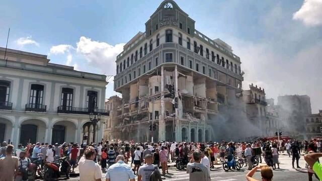 Explosión y derrumbe en un hotel de La Habana (@CarlosHidalgoo).