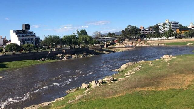 La imagen más esperada, el ingreso de una importante creciente este miércoles 2 de diciembre en Carlos Paz. (Foto: VíaCarlosPaz).