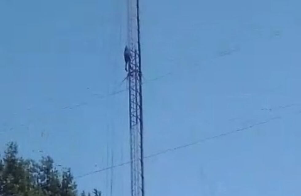Inconsciente y a 50 metros de altura: rescataron a un operario atrapado en una antena