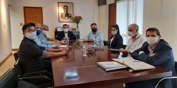 El gobernador entregó las documentaciones que acreditan las inversiones que se encuentran en desarrollo y el llamado a licitación de la nueva toma de agua.