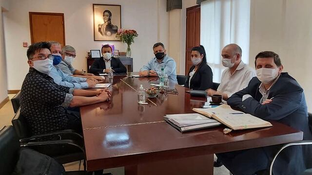 El gobernador entregó las documentaciones que acreditan las inversiones que se encuentran en desarrollo y el llamado a licitación de la nueva toma de agua.