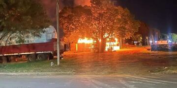 Un local gastronómico terminó destruido por un incendio en Puerto Iguazú.