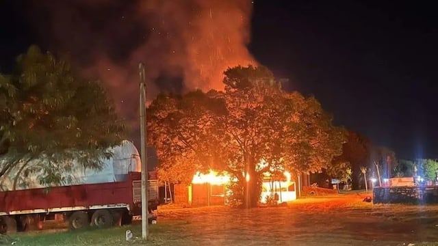 Un local gastronómico terminó destruido por un incendio en Puerto Iguazú.