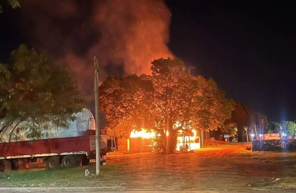 Un local gastronómico terminó destruido por un incendio en Puerto Iguazú