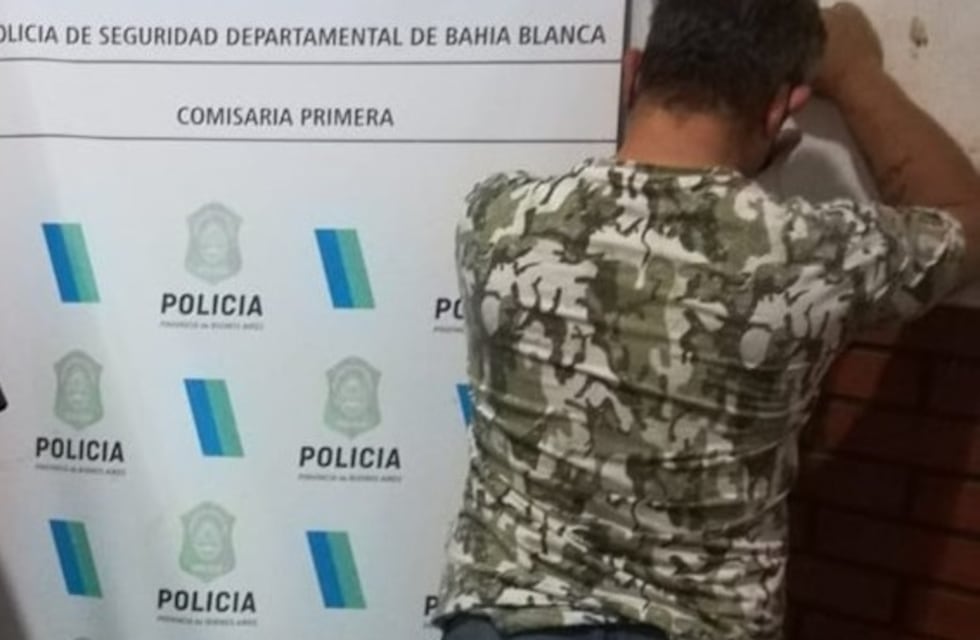 Lo intentaron identificar y el hombre hirió a una policía
