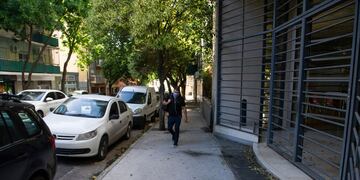 Así quedó el ingreso al edificio (Clarín).