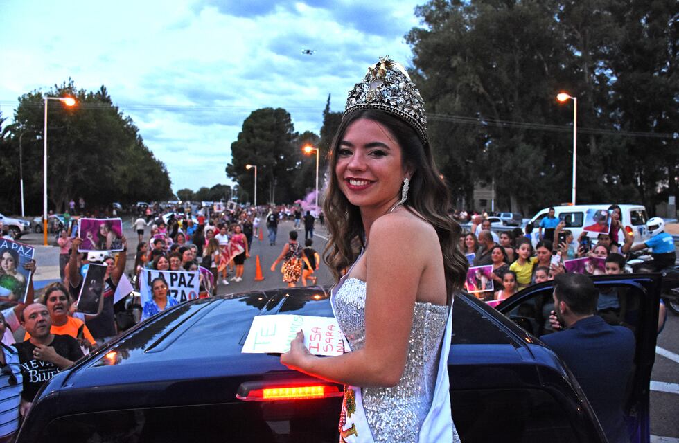 Entre carteles y lágrimas, así fue el emotivo recibimiento de la Reina Nacional de la Vendimia 2023 en La Paz