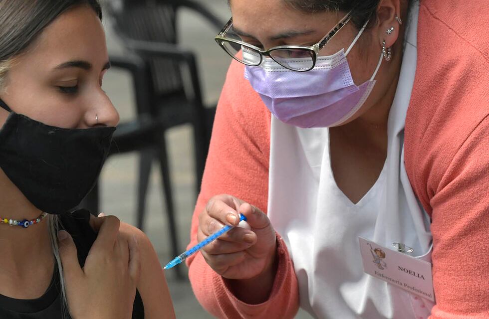 Desde este viernes los mayores de 18 años pueden colocarse la segunda dosis de refuerzo Covid-19