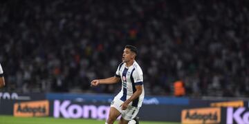 El marcador central Juan Rodríguez abrió la cuenta para Talleres. Centro de su compañero de zaga, Juan Carlos Portillo (Facundo Luque La Voz).