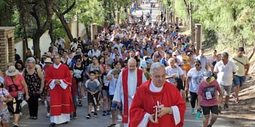 Miles de fieles celebraron Semana Santa en Maipú.