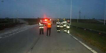 Los bomberos empezaron a trabajar a la madrugada luego de la colisión en el departamento Iriondo. (@protcivilstafe)