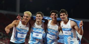Tomás Mondino (tercero) junto al resto del equipo argentino de la posta 4x100 que consiguió la medalla de bronce en los Juegos Panamericanos