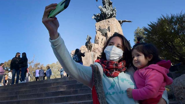 Anabel Castro y Ernestina, en el cerro de la Gloria, disfrutando de las vacaciones de invierno (Foto: Orlando Pelichotti)