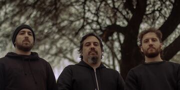 Julián Rey (izquierda) y Maxi Mansur (derecha) acompañan a Sebastián Teves en esta renovada entidad llamada Sur Oculto. (Prensa Sur Oculto/Julieta Hernández).