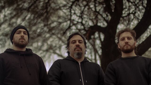 Julián Rey (izquierda) y Maxi Mansur (derecha) acompañan a Sebastián Teves en esta renovada entidad llamada Sur Oculto. (Prensa Sur Oculto/Julieta Hernández).