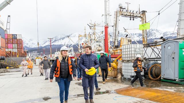 El gobernador recorrió la obra del puerto y anunció que se ampliará a 24 metros más