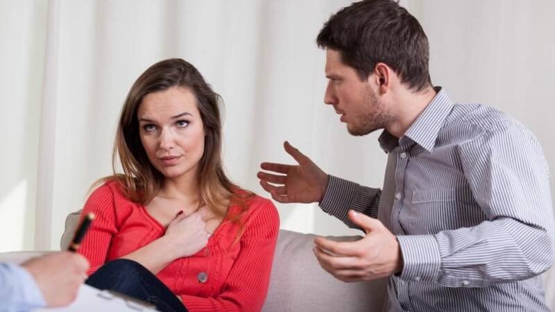 La psicología sostiene que la crítica constante refleja inseguridad y una falsa sensación de superioridad.