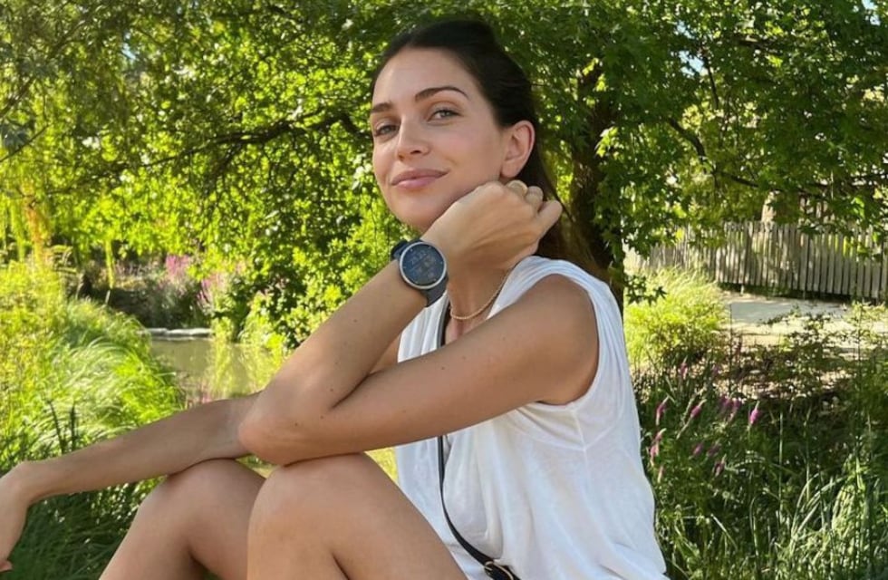 Zaira Nara posó tomando mate y con un top amarillo al ritmo de “Despechá” de Rosalía