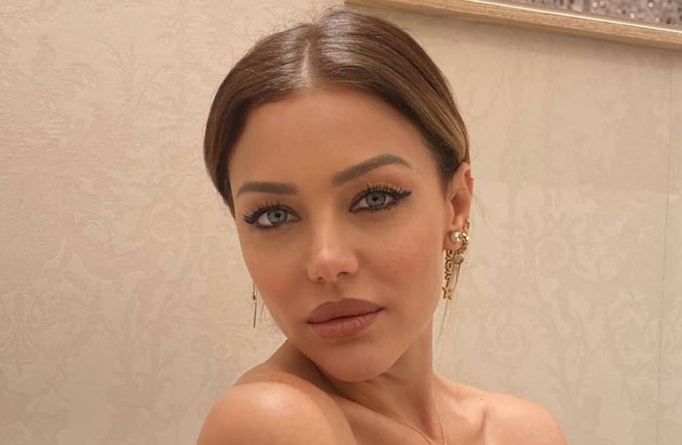 Top, mini short y transparencias, la fórmula ganadora de Evangelina Anderson para las noches de otoño