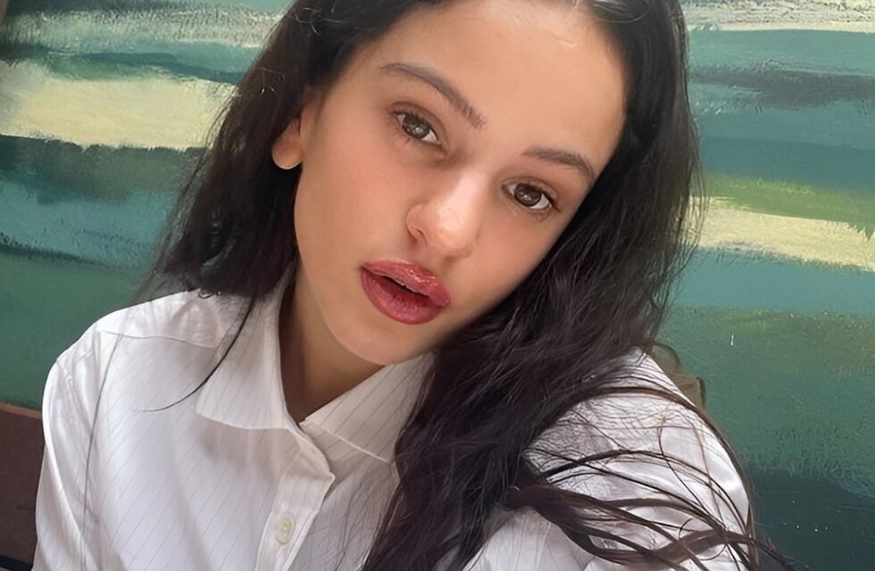 Rosalía causa sensación al posar sin ropa y usar su largo cabello como vestido