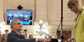 Alcides Calvo juró como senador hasta 2027