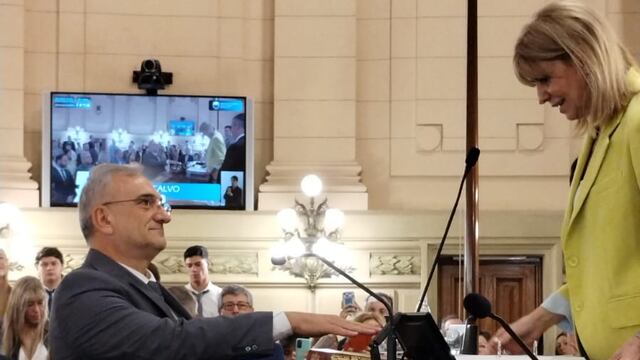 Alcides Calvo juró como senador hasta 2027