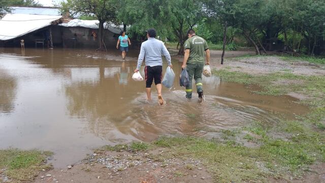 Asiste a familias afectadas por las intensas lluvia en Estación Aráoz