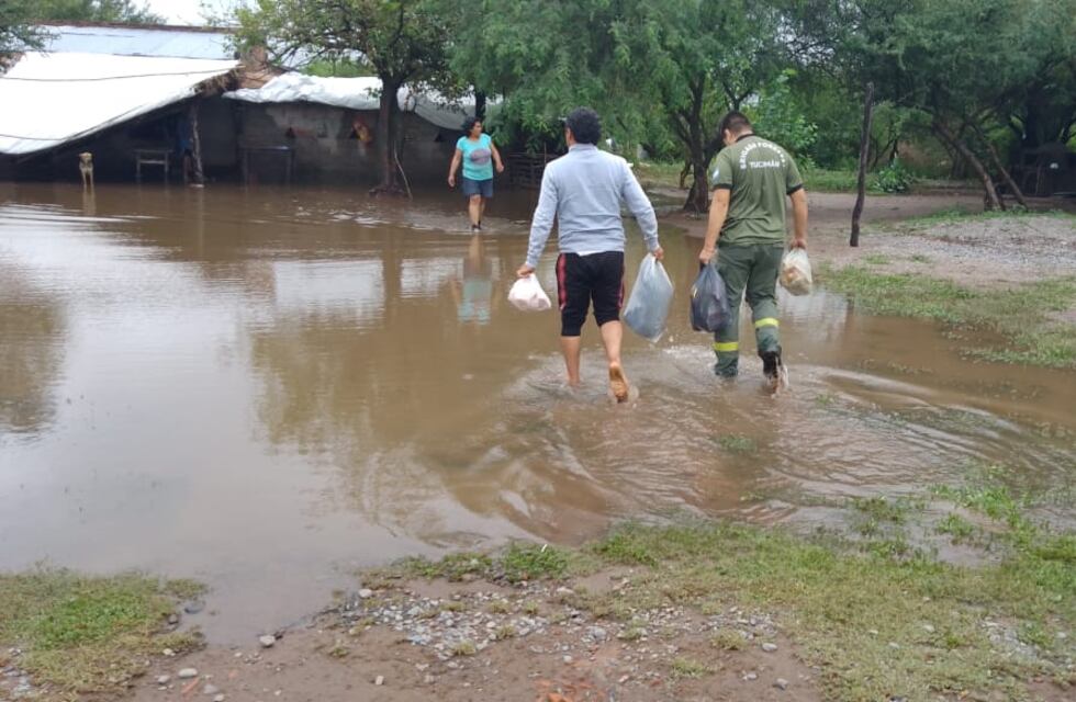 Asiste a familias afectadas por las intensas lluvia en Estación Aráoz
