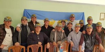 Darío Salas (izquierda) junto al grupo de veteranos que combatió en la guerra de Malvinas.