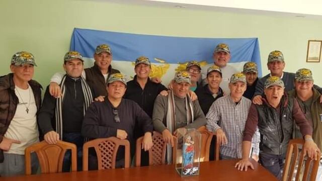 Darío Salas (izquierda) junto al grupo de veteranos que combatió en la guerra de Malvinas.