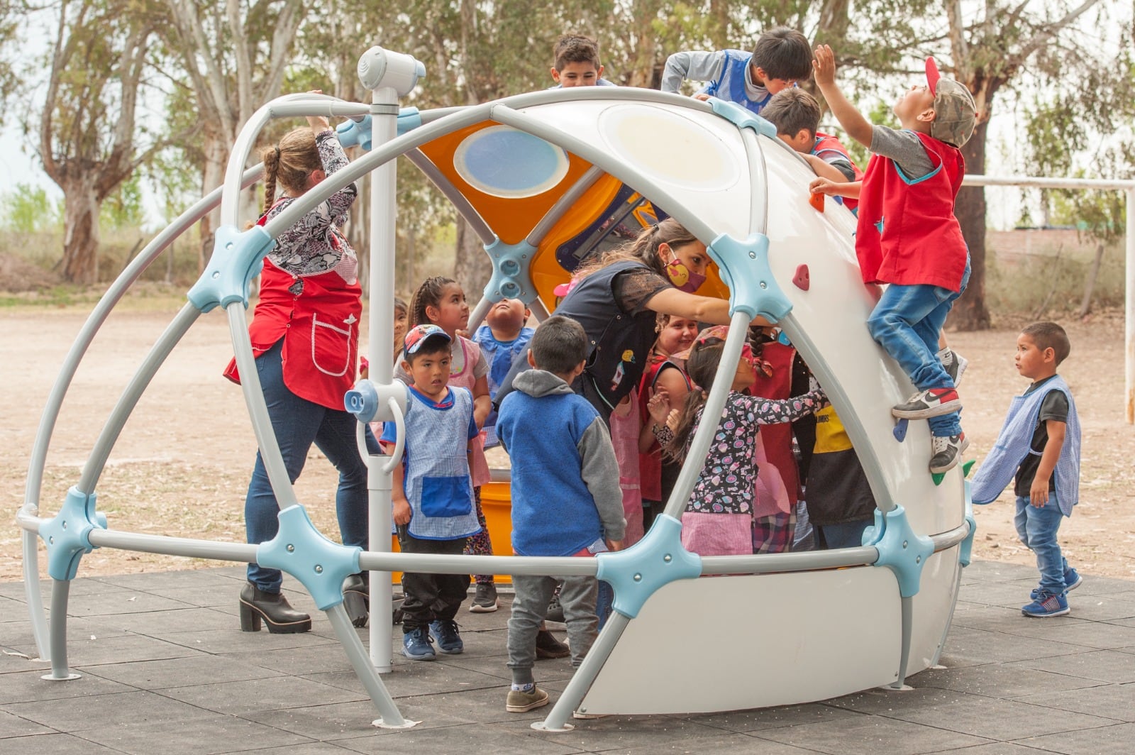 Creado por un equipo de especialistas, y equipado con paneles interactivos y otros elementos, el "Domo Cósmico" permite a los niños trepar, jugar y aprender.