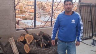 El hombre que necesitaba una camioneta para seguir repartiendo leña.
