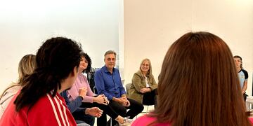 Luis Castellano con jóvenes en el Viejo Mercado