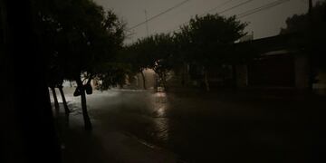 El viento y la tierra oscurecieron Río Cuarto en plena tarde. Tormentón.
