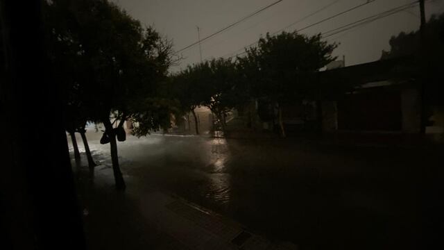 El viento y la tierra oscurecieron Río Cuarto en plena tarde. Tormentón.