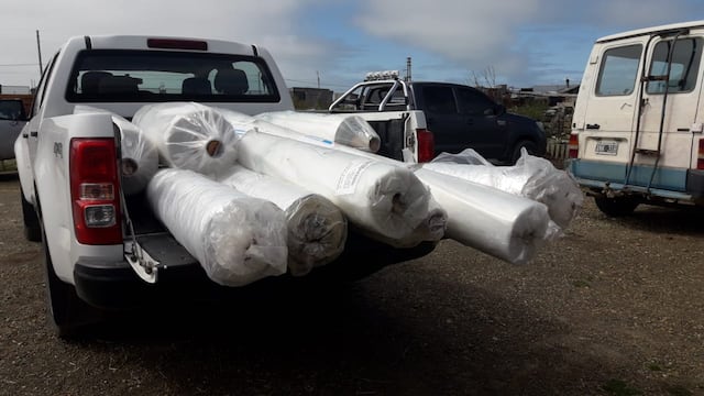 El Municipio entregó rollos de polietileno a productores locales