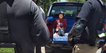 El ladrón, siendo detenido por las autoridades