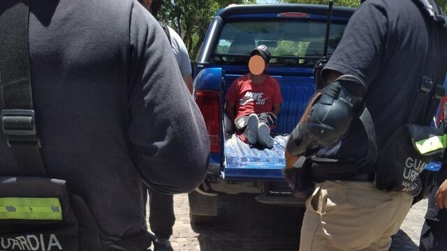 El ladrón, siendo detenido por las autoridades