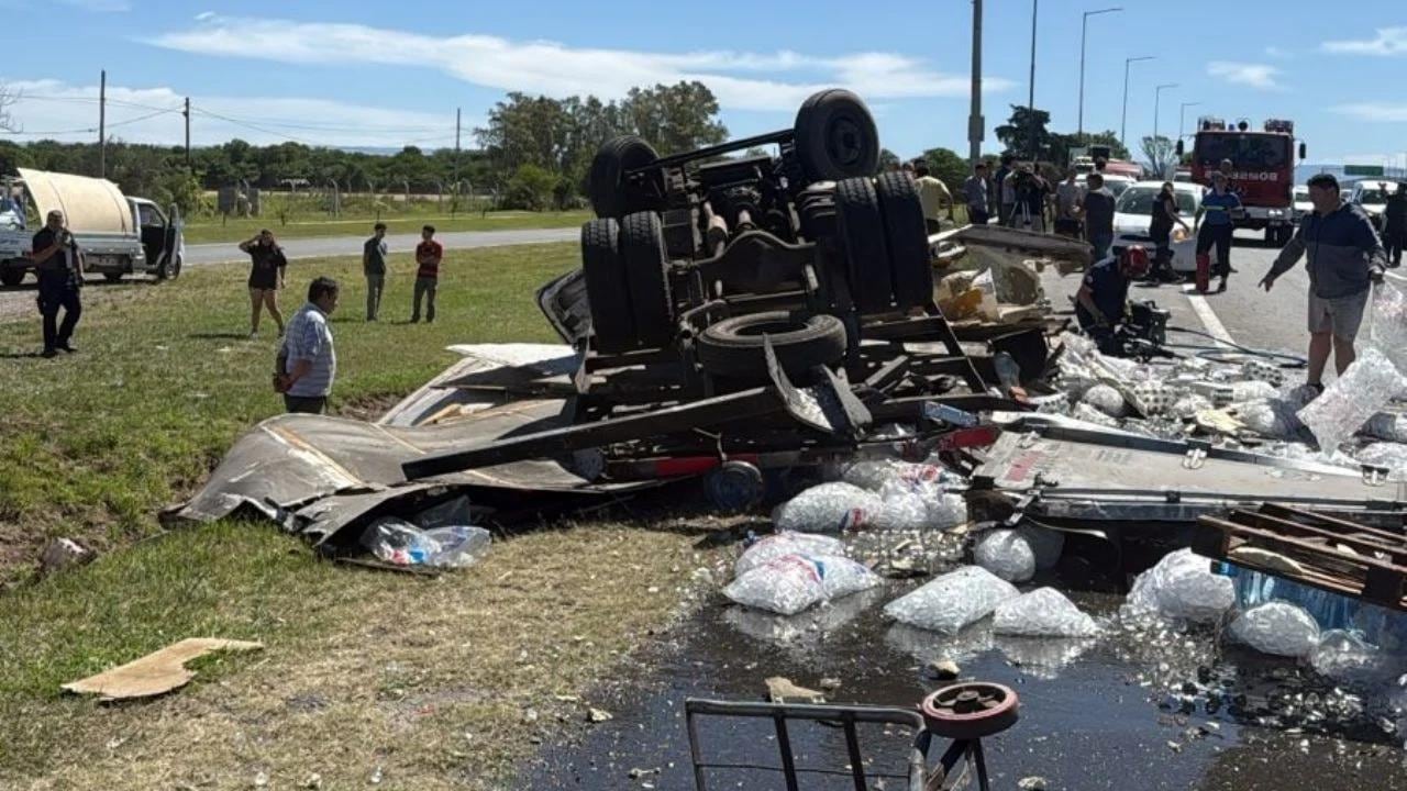 Violento vuelco de un camión en la autopista Córdoba–Carlos Paz dejó dos heridos. Gentileza: Diario de Carlos Paz
