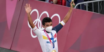 Richard Carapaz y la celebración con la medalla dorada en el pecho.