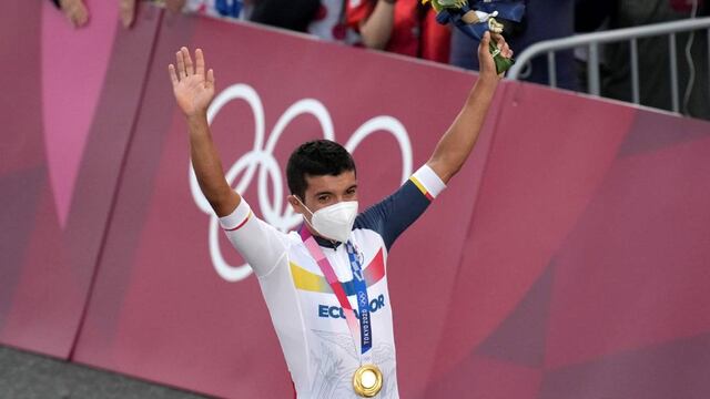 Richard Carapaz y la celebración con la medalla dorada en el pecho.
