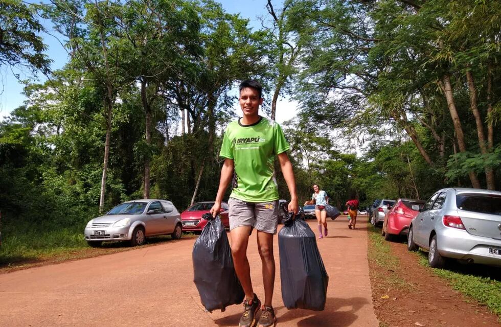 Se concretó la primera carrera plogging denominada “el desafío espera tu huella” en Puerto Iguazú