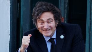 El presidente de Argentina, Javier Milei, saluda a sus partidarios fuera del Cabildo durante la conmemoración del 214º aniversario de la Revolución de Mayo, en Córdoba. (Reuters)