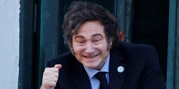 El presidente de Argentina, Javier Milei, saluda a sus partidarios fuera del Cabildo durante la conmemoración del 214º aniversario de la Revolución de Mayo, en Córdoba. (Reuters)