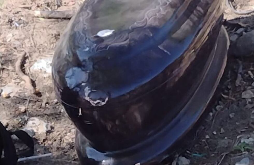 Increíble: estaban limpiando un baldío en Carlos Paz y encontraron un ataúd