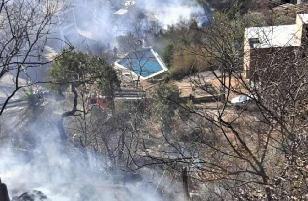 Incendio en la zona del Diquecito, habría casas en peligro.